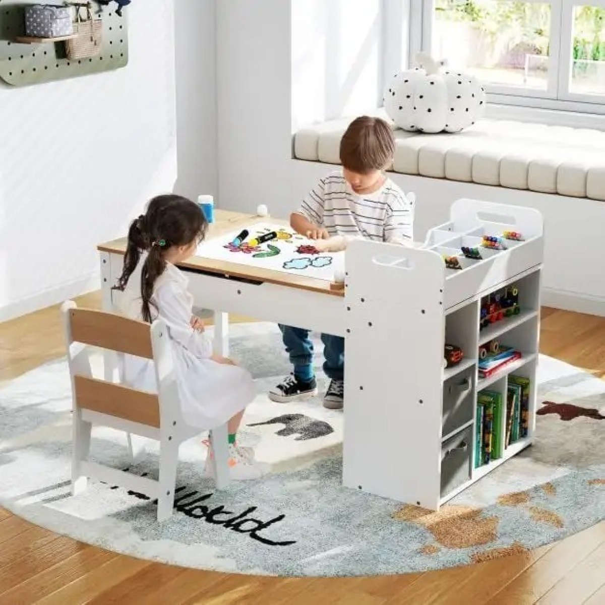 Bērnu mākslas galds ar 2 krēsliem, papīra rulli un uzglabāšanas vietu | MIU Kids
