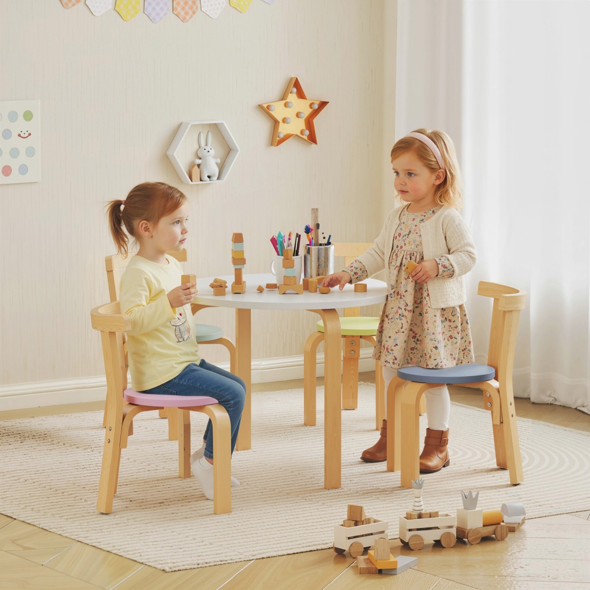 Krāsains masīvkoka bērnu galds un 4 krēsli, 5 daļas | MIU Kids