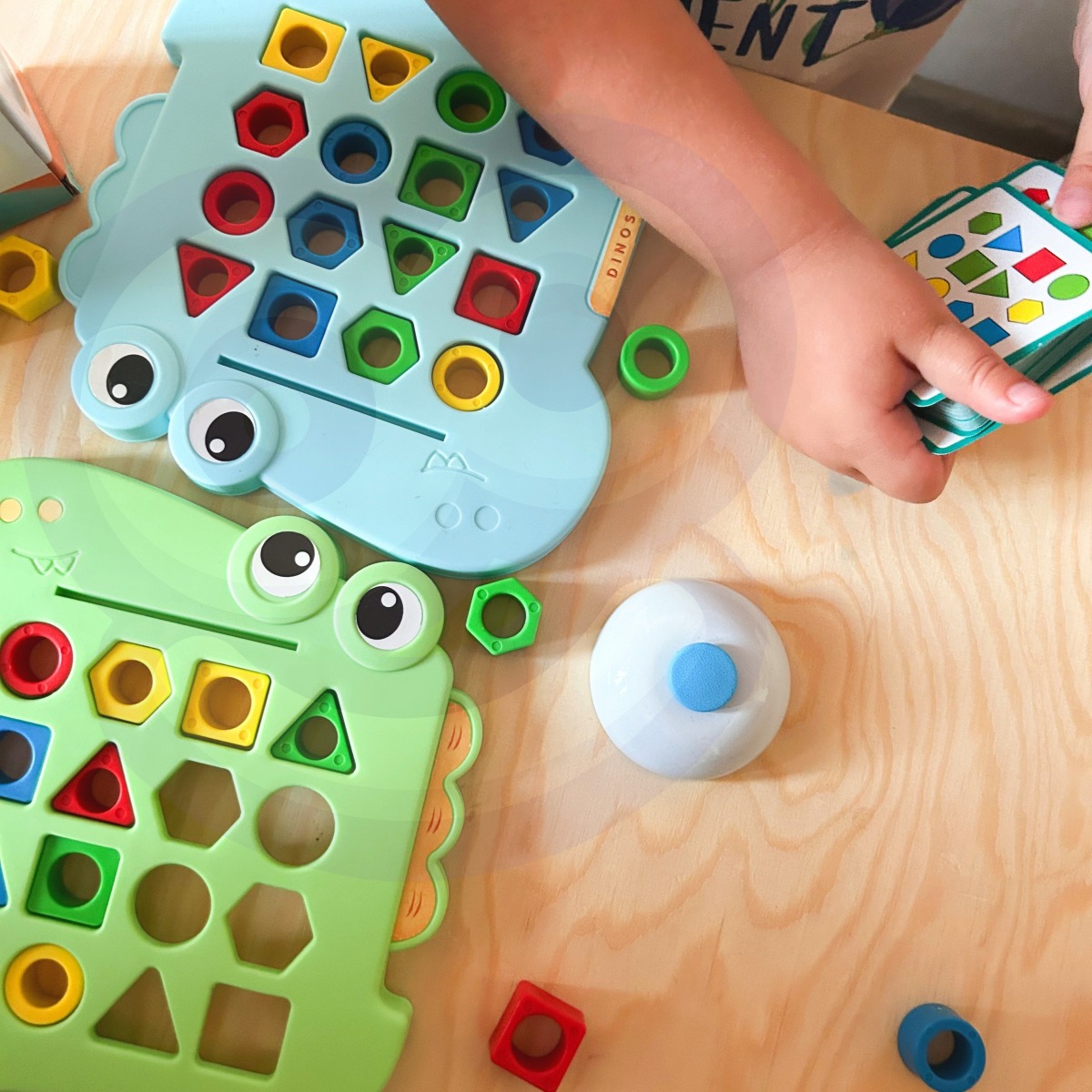 Montessori dinosauruste pusle, mis sobib kujunditega