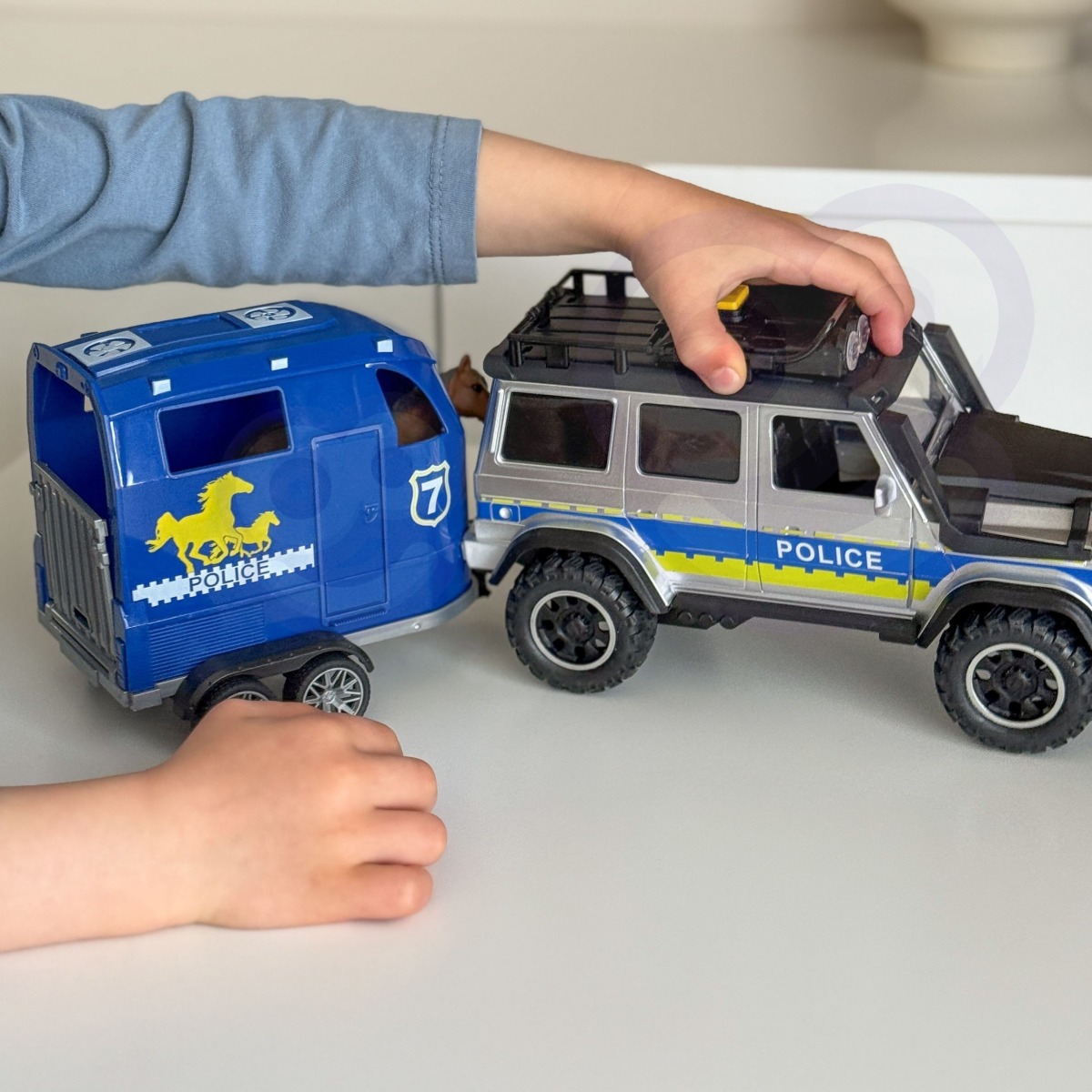 Policijas apvidus auto ar zirga piekabi