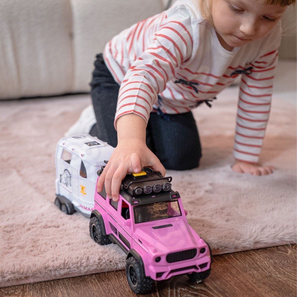 Rozā apvidus automašīna ar piekabi un zirga figūriņu