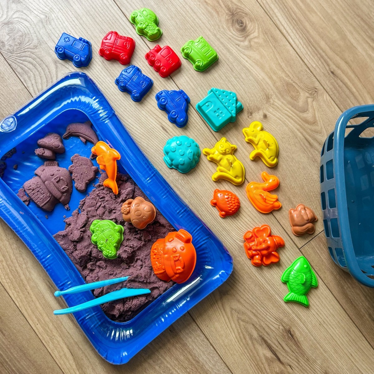 WOOPIE Kineetilās smiltis 0.8 kg ar groziņu un formiņām