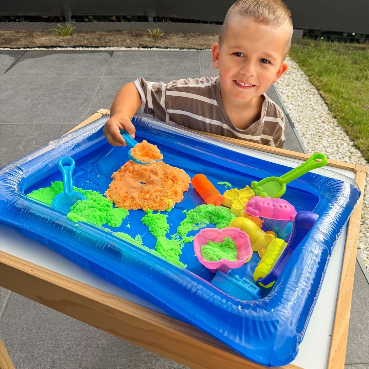 Kinetic Sand Magic baseina komplekts ar formiņām, no 3 gadu vecuma