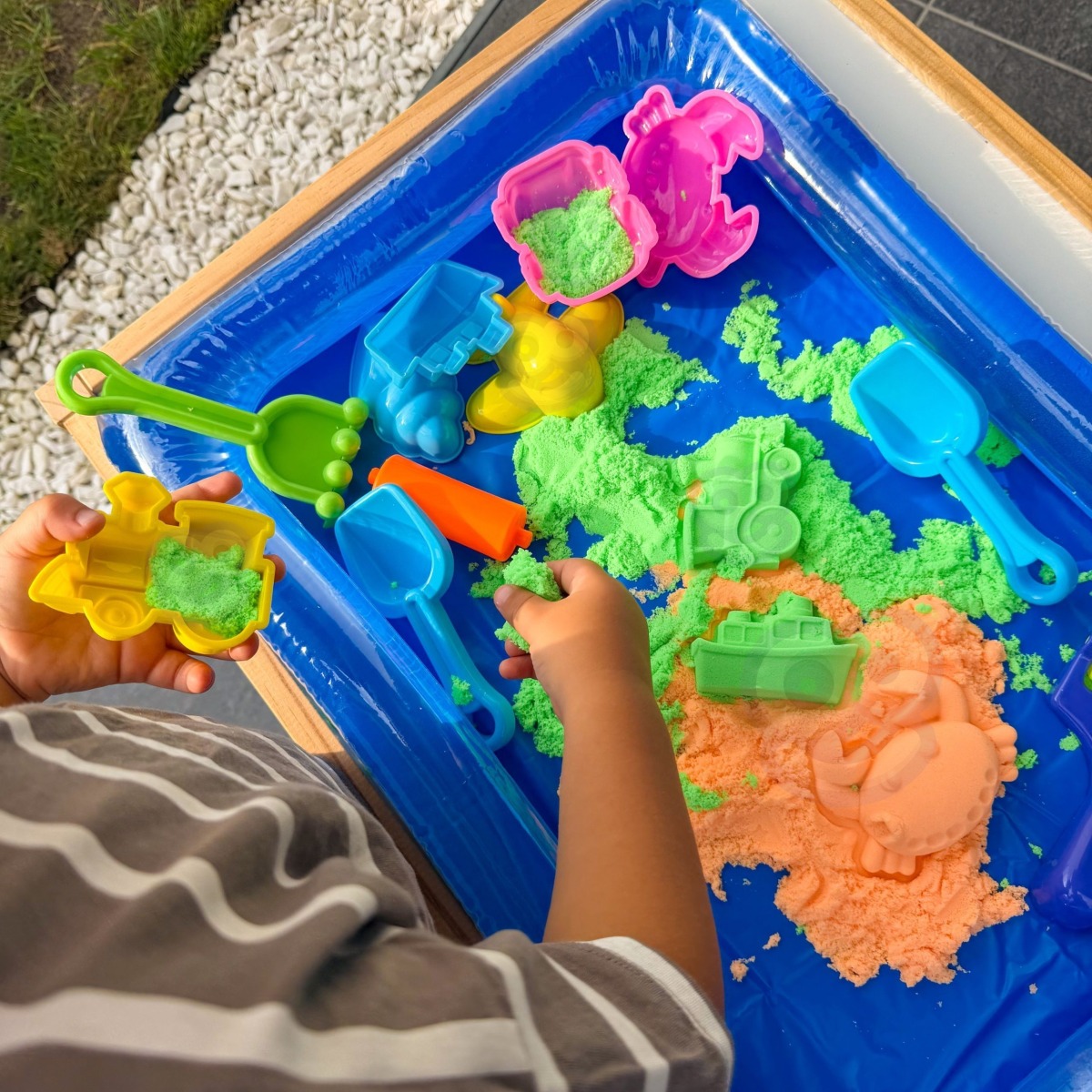 Kinetic Sand Magic baseina komplekts ar formiņām, no 3 gadu vecuma