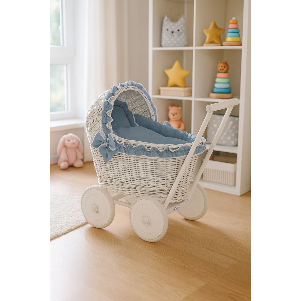 Punutud nukukäru, valge tolmusinise voodipesu ja pehme polst
