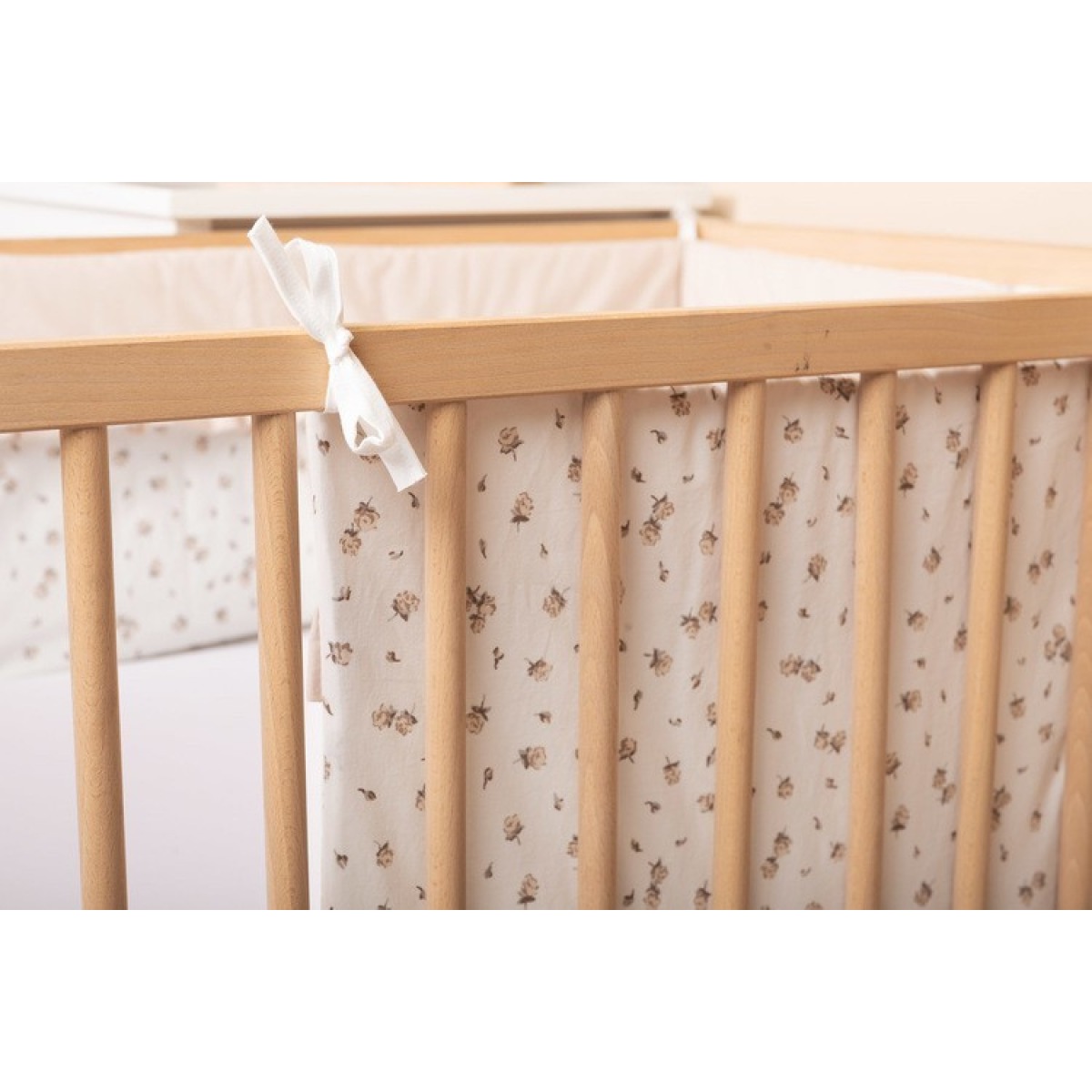 Kokvilnas gultiņas aizsargapmale ar volānu – Rose Beige