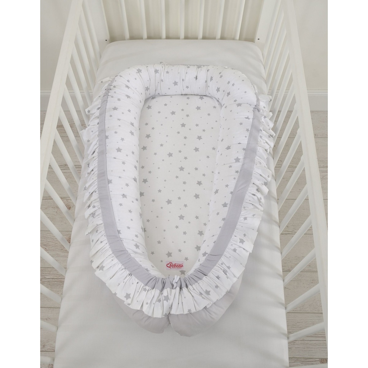 Bobono Premium ligzdiņa mazulim ar volānu – Mini Grey Stars / Grey