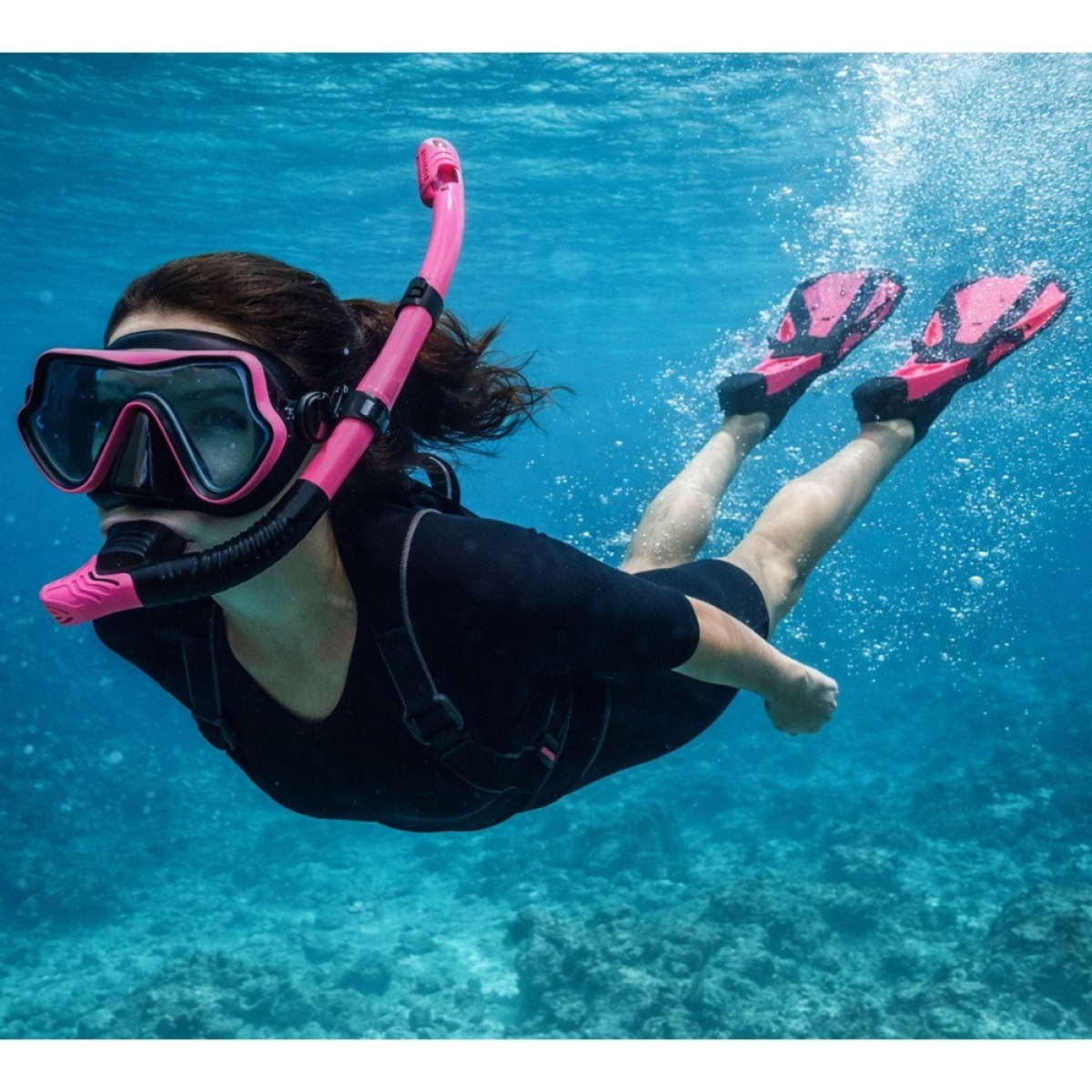 Melns un rozā snorkelēšanas komplekts ar pleznām un niršanas brillēm