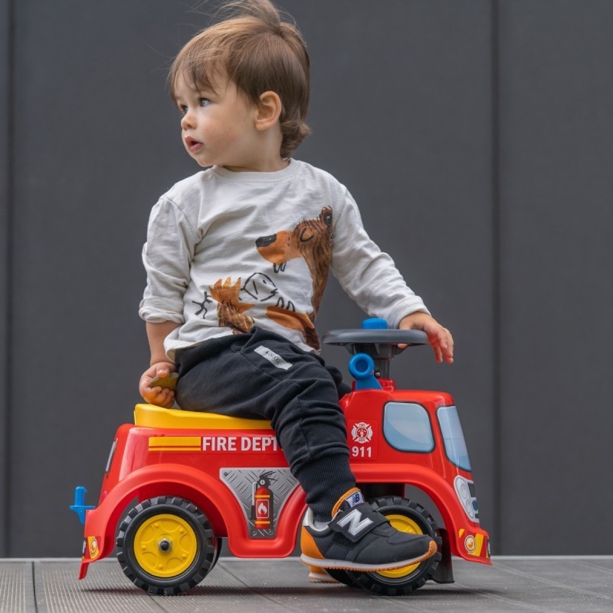 FALK ugunsdzēsēju auto ar kājiņām no 1 gada vecuma