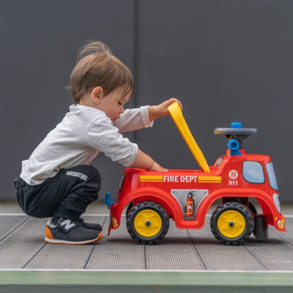 FALK ugunsdzēsēju auto ar kājiņām no 1 gada vecuma