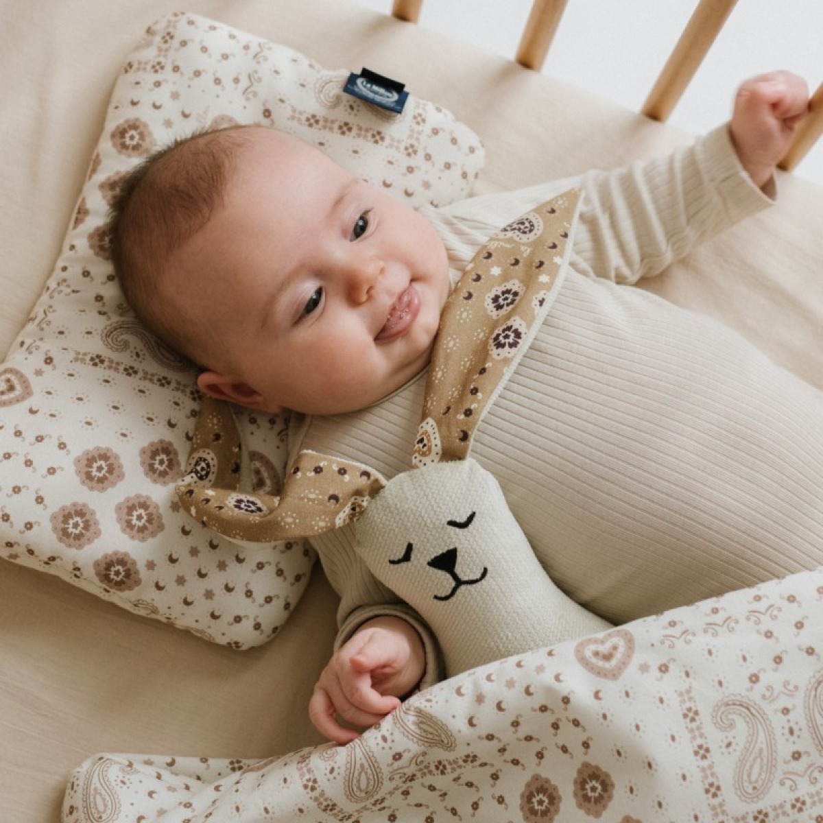 Samta zaķa mīkstā rotaļlieta BANDANA MOCCA