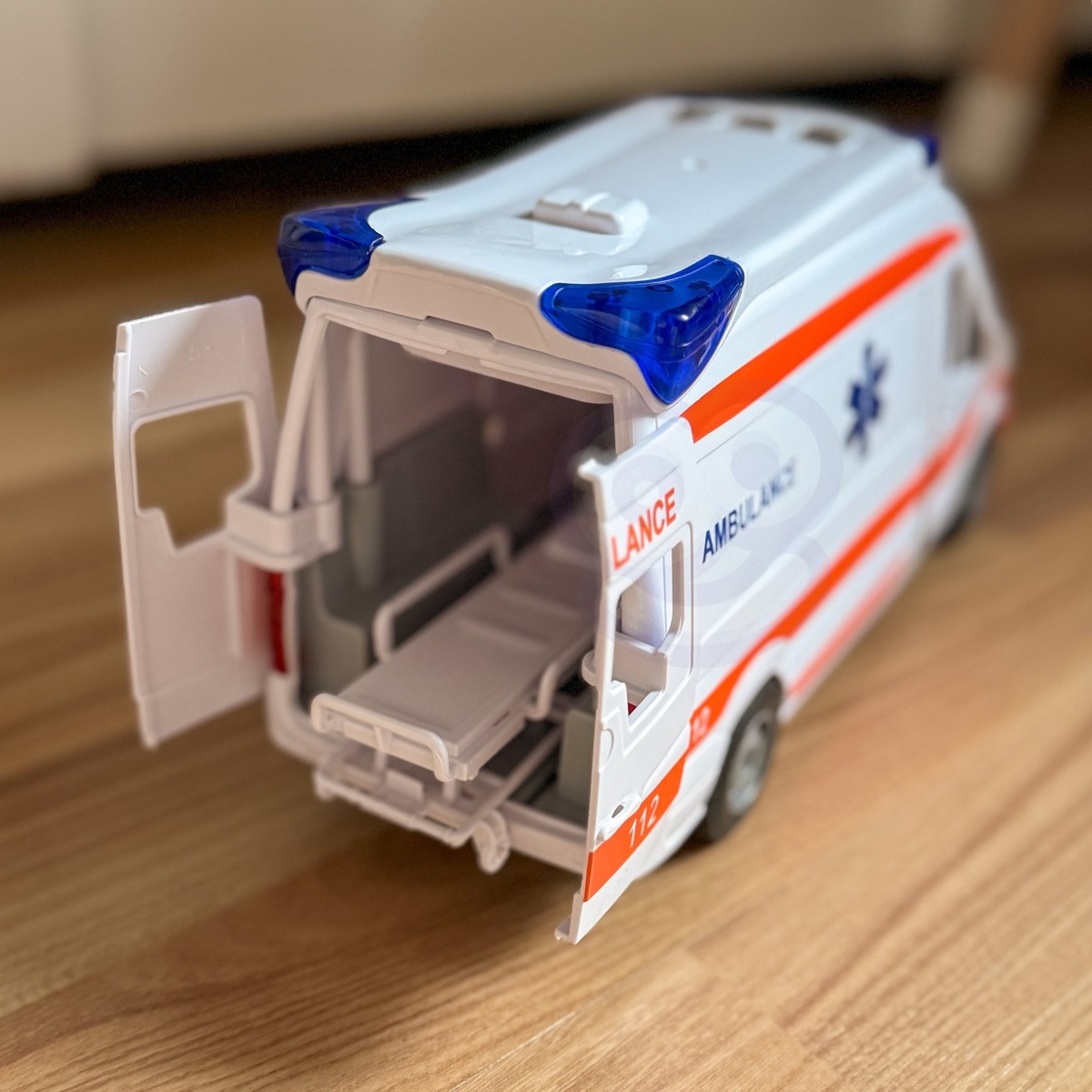 Ātrās palīdzības auto ar nestuvēm, skaņu un gaismām
