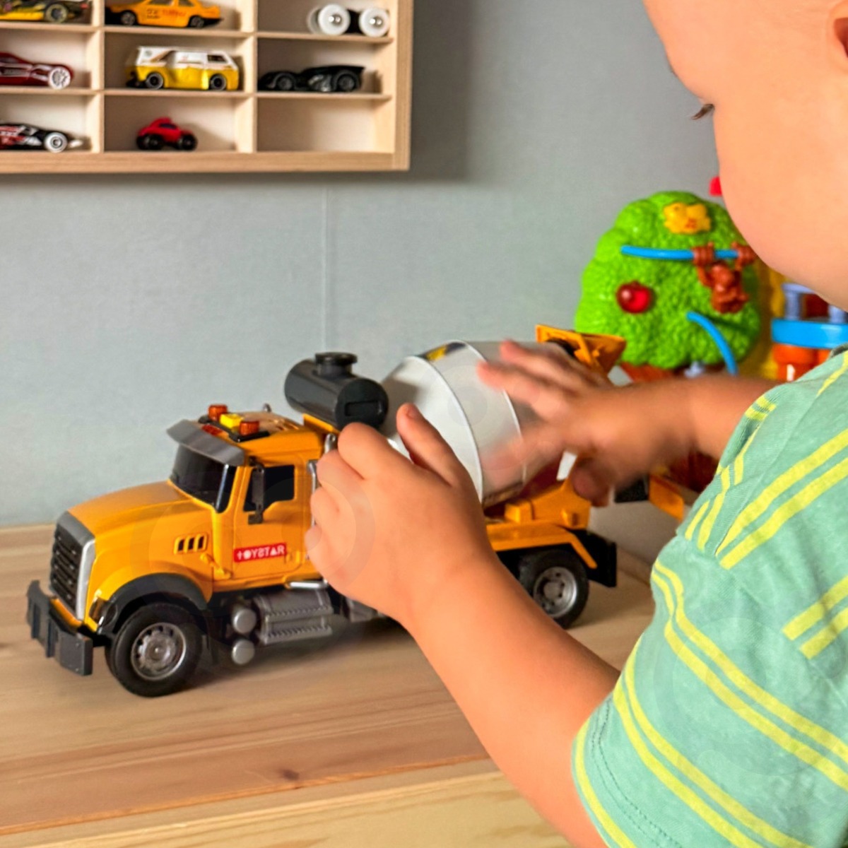 Tsemendisegisti veoauto pöörlevad trumli tuled helid kollane