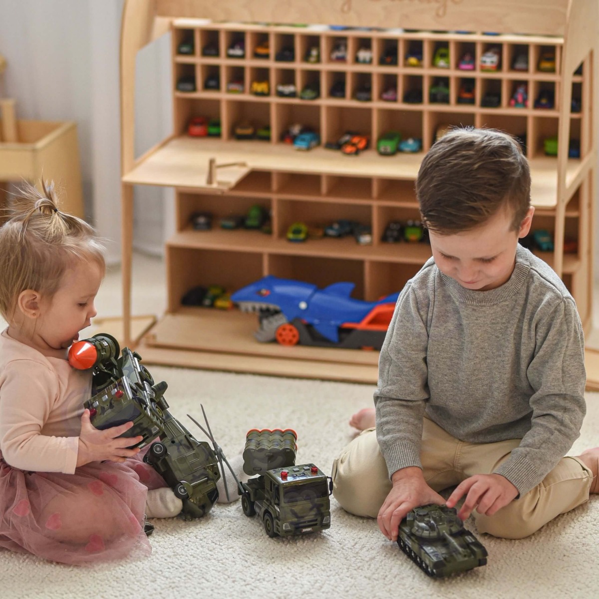 Militāro transportlīdzekļu komplekts ar tanku un helikopteru 1:20