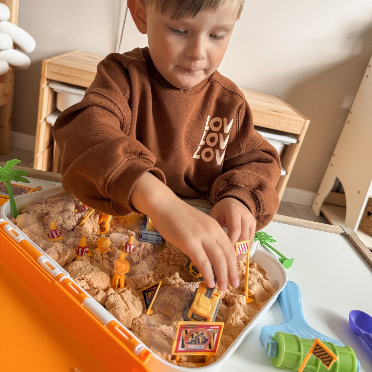 Kineetiskās smiltis būvlaukumam, 1 kg, transportlīdzekļi