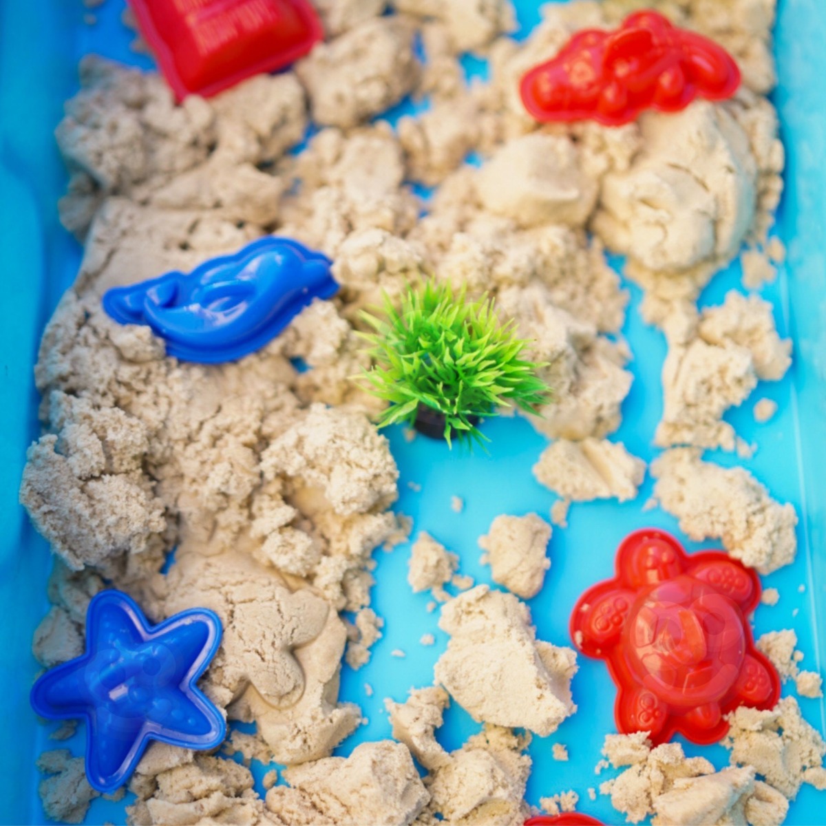 Kinetic Sand Magic for Water 18-osaline komplekt koos ümbris