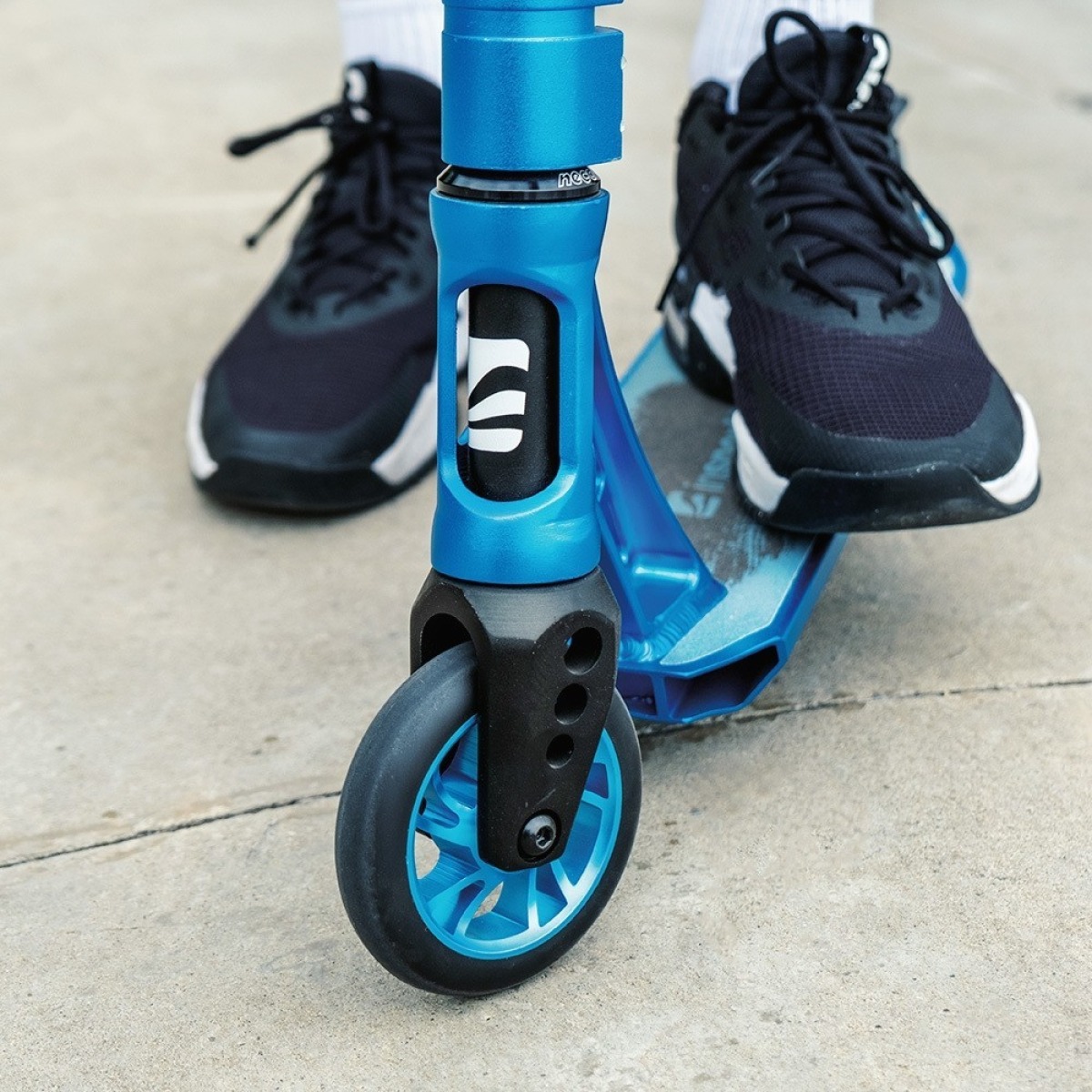 inSPORTline Osprey frīstaila skrejritenis, melns – 110 mm, ABEC 7