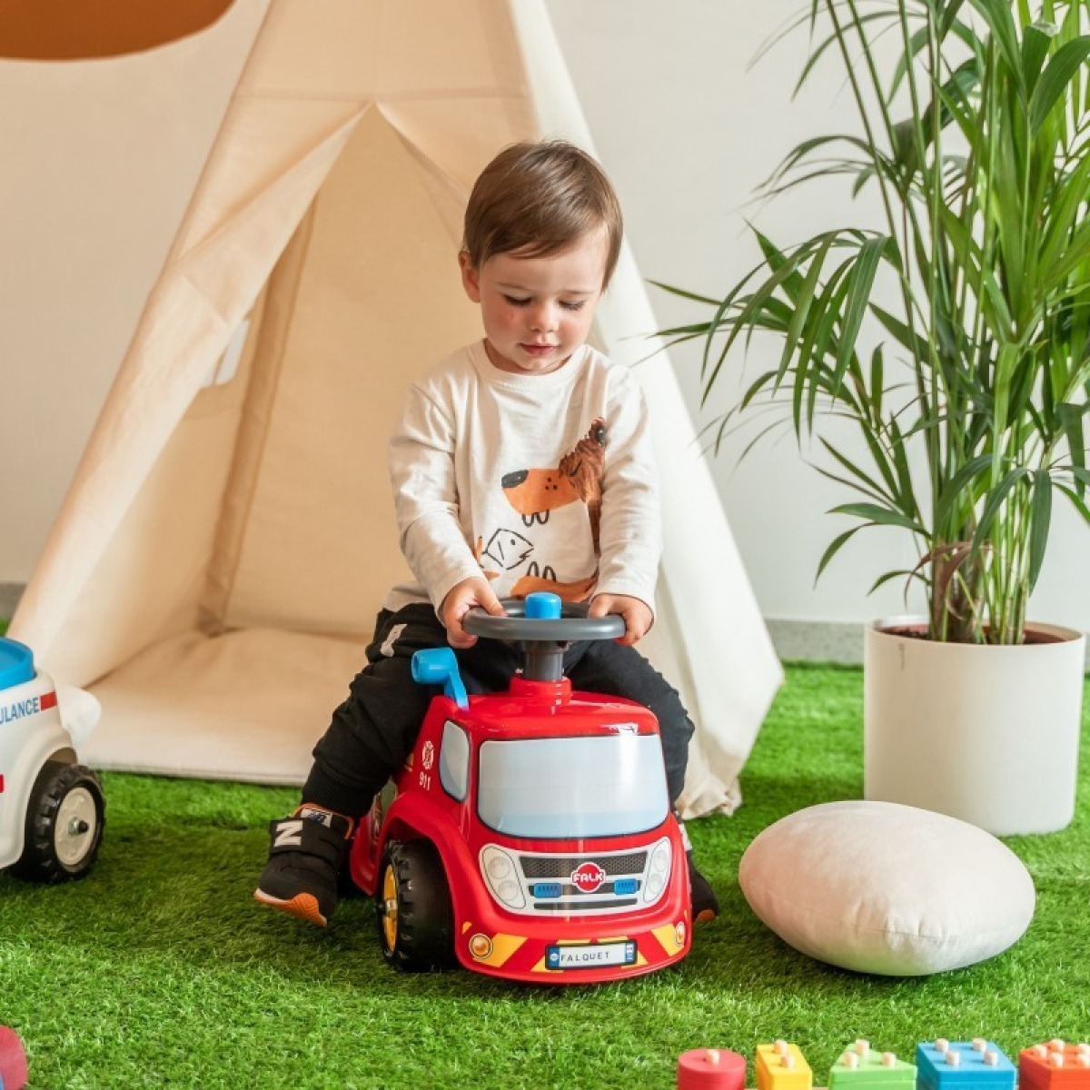 FALK ugunsdzēsēju auto ar kājiņām no 1 gada vecuma