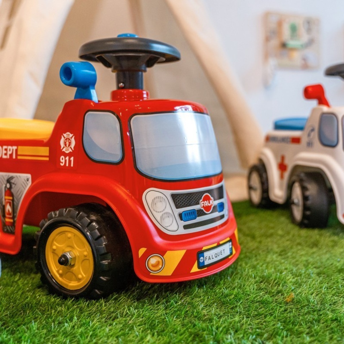 FALK ugunsdzēsēju auto ar kājiņām no 1 gada vecuma