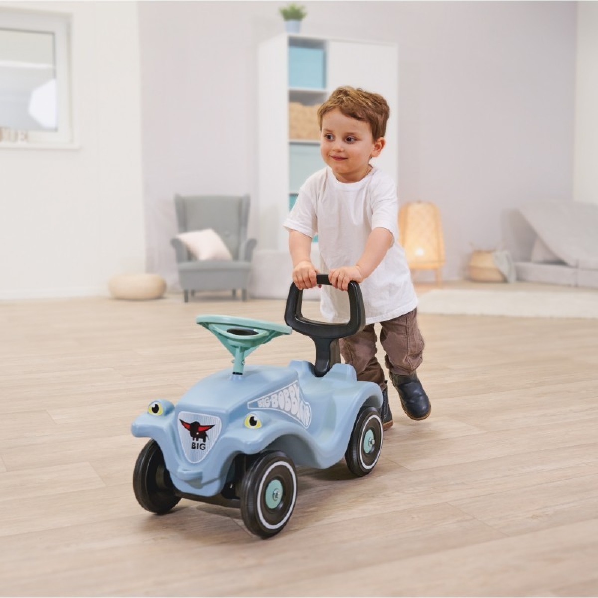 BIG Bobby Car Classic gaiši zilā krāsā ar stumšanas rokturi, no 12 mēnešiem