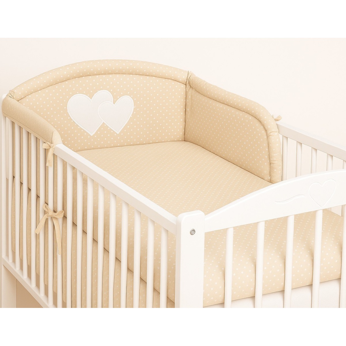 Bobono Hearts bērnu gultiņas apmale – smilškrāsā ar baltiem punktiņiem, 35 x 188 cm